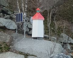 På Mulen ved Odda ble det i november i fjor satt opp ei lykt av typen Litus Mini, som også er av den nye generasjonen fyrlykter. Når denne blir vedtatt som standard vil solcellepanelene være integrert. (Foto: Kystverket)