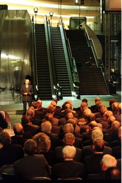 Hans Majestet Kong Harald åpnet Norges nye hovedflyplass 8. oktober 1998. (Arkivfoto: Avinor)