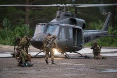 Luftforsvarets Bell-helikoptre er en viktig ressurs når Brigade Nord raskt skal flytte personell og materiell til et innsatsområde.