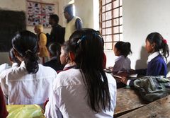 Jenteklasse i Nepal, der betydelig flere  nå begynner på skolen. (Foto: Riksrevisjonen)