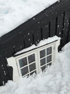 Husk å grave frem vinduene. De er rømningsveien din om snøen raser foran døra. Foto: Frende Forsikring