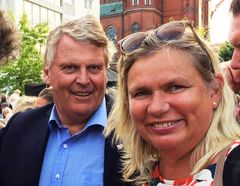 Hans Fredrik Grøvan vil ha 45 mill. til transportordning for blinde. Her på Arendalsuka sammen med leder i Blindeforbundet Unn Ljøner Hagen.
