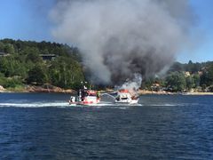 Flere branner. To personer ble reddet over i en annen fritidsbåt da båten deres tok fyr sist helg. Redningsskøytene «Kystvekteren» og «Horn Rescue» deltok i slukkingsarbeidet.