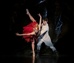 Melissa Hough som Ildfuglen og Yoel Carreño som Prins Ivan i Liam Scarletts ballett Ildfuglen. Foto: Erik berg