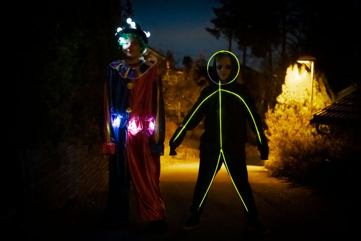 Bruk lys og reflekser som en del av Halloween-kostymet. Da blir barna både synlige og skumle. Foto: Codan Forsikring.