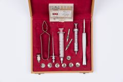 Første behandling med insulin startet i 1923. Da var sprøytene av glass, med stålspisser, og måtte kokes og slipes mellom hver gang. Foto: Erik M. Sundt,