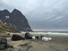 SALT rydder Kvalvika i Lofoten under årets strandryddedag. Foto: Eilif Bremer Landsend