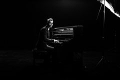Janove Ottesen ved klaveret. Foto: Arne Bru Haug, Moxey