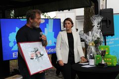 Frederic Hauge i Bellona mottok Elbilforeningens ærespris "Årets Buddy" av generalsekretær i Norsk elbilforening, Christina Bu.