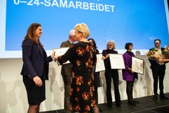 Finansminister Siv Jensen deler ut årets Bedre stat-pris Foto: DFØ/Sturlason
