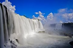 Iguazu Falls er Sør-Amerikas mest berømte fossefall og ligger på grensen mellom Argentina og Brasil.