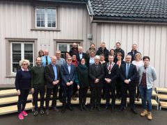 Trafikksikker kommune: Representanter fra Bamble kommune, Telemark fylkeskommune og Trygg Trafikk. Foto: Christoffer Solstad Steen/Trygg Trafikk
