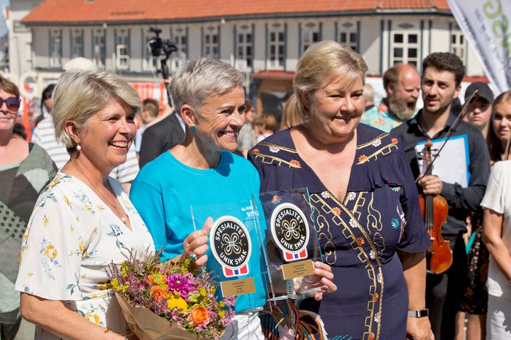 Glade på Gladmat: Fra venstre: Nina Sundqvist (direktør i Matmerk), Elisabeth Grønvik (eplemostprodusent) og statsminister Erna Solberg. Foto: Solfrid Sande