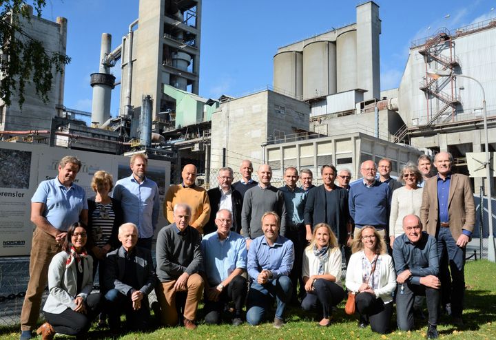 Per Brevik (Ytterst til venstre) har med seg mange samarbeidspartnere i karbonfangstprosjektet.  Fotograf:Tor Halvorsrud
