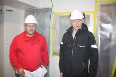 ​Fra venstre: Kenneth Eriksen fra murmester Arthur Thorsen, og prosjektleder i Forsvarsbygg, Roald Hafsaas. Foto: Åsmund V. Sjursen, Forsvarsbygg.