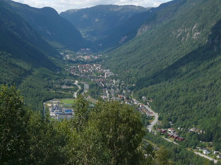 Rjukan er en langstrakt by. Nå har seks skoler i Telemark blitt UNESCO-skoler, flere av dem i Rjukan. Foto: Wikipedia / Lanting / CC BY 3.0