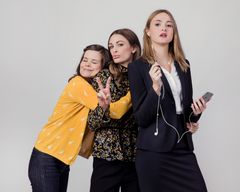 Ida (Kjersti Tveterås), Camilla (Jenny Skavlan) og Siri (Renate Reinsve) ble kjent på folkehøyskolen. Nå må de takle det plutselige voksenlivet i «Nesten voksen». Foto: Julia Marie Naglestad/NRK