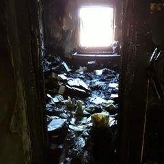 Et elsykkelbatteri begynte å brenne i denne boligen i juni i år. Brannen spredte seg raskt til andre deler av huset. (Foto: If)