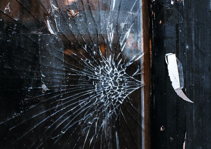 Den vanligste måten å bryte seg inn i boliger, er å ødelegge inngangsdør eller vindu- eller verandadør i første etasje, viser en analyse If tidligere har gjort. (Foto: Pexels)