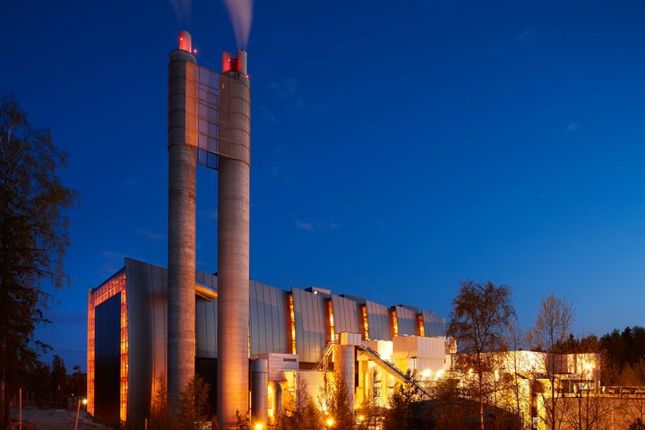 Klemetsrudanlegget i Oslo gjenvinner energi fra byens restavfall. Fjernvarmenettet fører energien tilbake til byen. (Foto: Klemetsrudanlegget AS)