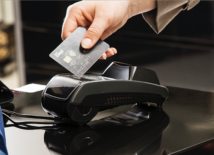 Ved bruk av kontaktløse BankAxept-kort kan man betale uten å måtte sette kortet i terminalen og taste PIN-kode, for beløp under 200 kroner. Det er nok å holde kortet over betalingsterminalen.