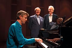 Sigmund Groven og Ivar Anton Waagaard har spilt sammen i over 30 år. På "Songs for Harmonica" spiller de musikk skrevet av Kristian Lindeman. Foto: Marthe Vee