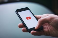 Da tilsynet startet kontrollene i 2017 var det nesten ingen youtubere som merket videoer som inneholdt reklame. Ett år senere var 80 prosent av de kontrollerte videoene riktig merket. Foto: Pixabay