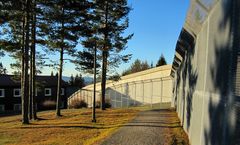 Bak murene til Kongsvinger fengsel sitter mange rumenere og venter på dom. Foto: T. Ugelvik