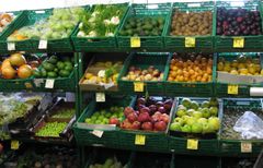 Mange av de frittstående dagligvarebutikkene satser på salg av frukt og grønt (Foto: Mattilsynet).