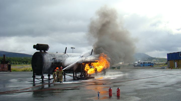 Brannslokking med PFOS-fritt skum ved Tromsø lufthavn. Foto: Magne Nesse