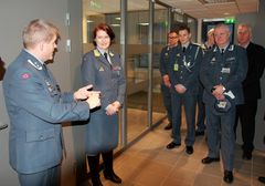 ENGASJERT: Skolesjef ved LKVS i Sørreisa, oberstløytnant Ivar Rismo, viser frem det nye admini-strasjons- og undervisningsbygget til sjef for Luftforsvaret, brigader Tonje Skinnarland.
