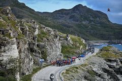 VAKKER NATUR: dagens etappe gikk langs den nasjonale turistveien ut til Havøysund i Måsøy kommune. Foto: Billy Ceusters, ARN