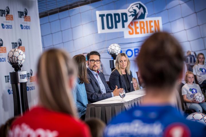 Hege Jørgensen i Toppfotball kvinner og Daniel Kjørberg Siraj da OBOS ble generalpartner for Toppserien. Foto: Thomas Bjørnflaten