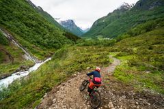 Fete sykkelstier. Stryn sine sykkelstier er omgitt av Norges vakreste natur og passer for både nybegynnere og erfarende stisyklister. Foto Bård Berg