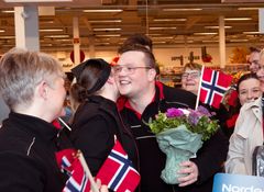 Sondre Guttormsen fikk mange klemmer både fra kolleger og kunder da han fikk overrakt prisen på fredag. (Foto: Gry Traaen)