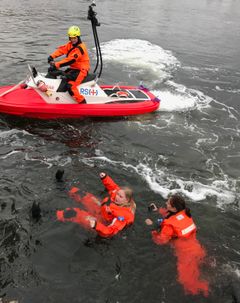 Nathalie Søderberg Knudsen og Sanne Hollung på øvelse med RS Horn Rescue