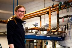 Senioringeniør Karolina Stråby fra SINTEF ser på dimensjonering av rør i forhold til behov for varmt tappevann. Foto: Remy Eik, SINTEF