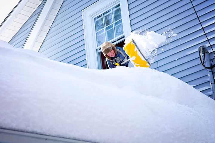 MÅKE: Når det kommer mye snø må også taket måkes. Hvis det ikke måkes, kan det i verste fall kollapse.  (Foto: iStock).