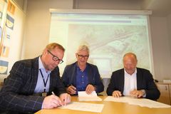 Erik Rigstad (COWI), Johannes Eggen (NOA) og Per Morten Johansen (Omsorgsbygg) signerer kontraktene for Oslo storbylegevakt.