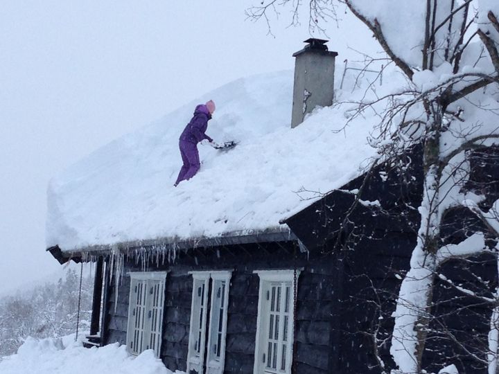 Ved store snømengder, som her fra Myrkdalen, er det viktig å måke jevnt for å unngå skader. Foto: Frende Forsikring