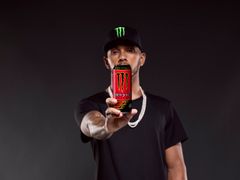 Lewis Hamilton lanserer sin egen energidrikk sammen med Monster Energy