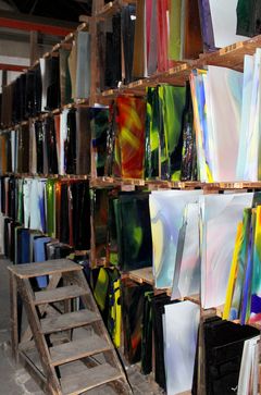 Glassmestere som restaurerer blyglassruter reiser ofte til Waldsassen for å finne glass med riktige farger. Foto: Harald Aase