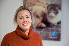 Kine Bjølsen Opstad er dyrepleier og produkteier for dyreforsikring i If. Hun er glad for at det har blitt enklere for dyreiere å oppsøke veterinær. Foto: If