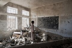 En student i ruinene av sitt tidligere klasserom. Dette bildet er fra Saada i Jemen. FN lanserer nå sitt største nødhjelpsappell for Jemen noensinne, med en humanitær responsplan på over 23 milliarder kroner til livreddende nødhjelpsarbeid. Foto: UNICEF/Clarke for UNOCHA