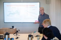 Lars Haartveit, sjeføkonom i Virke, nd Kristensen, på Virkes konjunkturseminar i mars.
