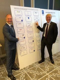 Avinors konsernsjef Dag Falk-Petersen og CEO ved Kastrup, Thomas Woldbye, har begge satt høye klimaambisjoner innen 2030.
