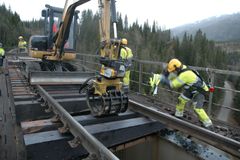 Trolldalen bru på Nordlandsbanen er blant strekningene det skal arbeides på i helgen. Her fra tidligere svillebytte (Foto: Dag Svinsås)