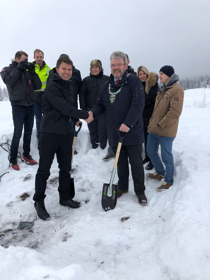Konserndirektør Torkel Engeness  og ordfører Hans Thue (høyre) tar første spadestikk på det som skal bli Norges første visningsby for eneboliger.