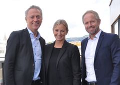 Amedias konsernsjef Are Stokstad, daglig leder i Serieforeningen for kvinnefotball, Hege Jørgensen og Norges Fotballforbunds generalsekretær Pål Bjerketvedt.
