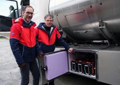 Direktør i TINEs tanktransport, Vidar Hauan og flåteansvarlig Frode Eggan viser fram batteripakken som gir strøm til pumpa.